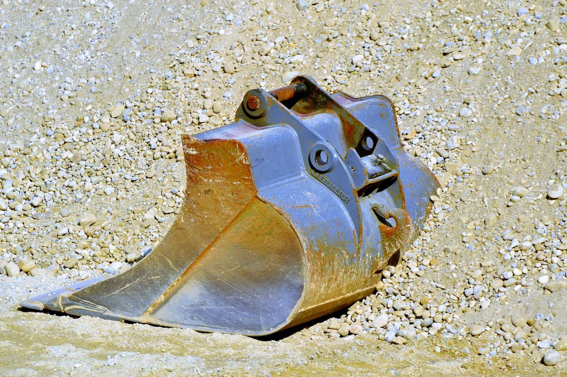 Baggerschaufel auf Sand