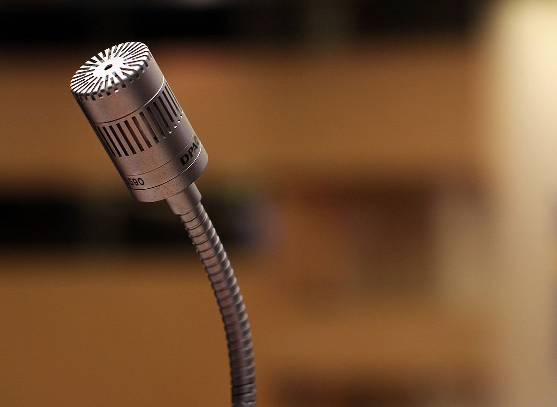 Ein Mikrofon vor einem unscharfen Hintergrund