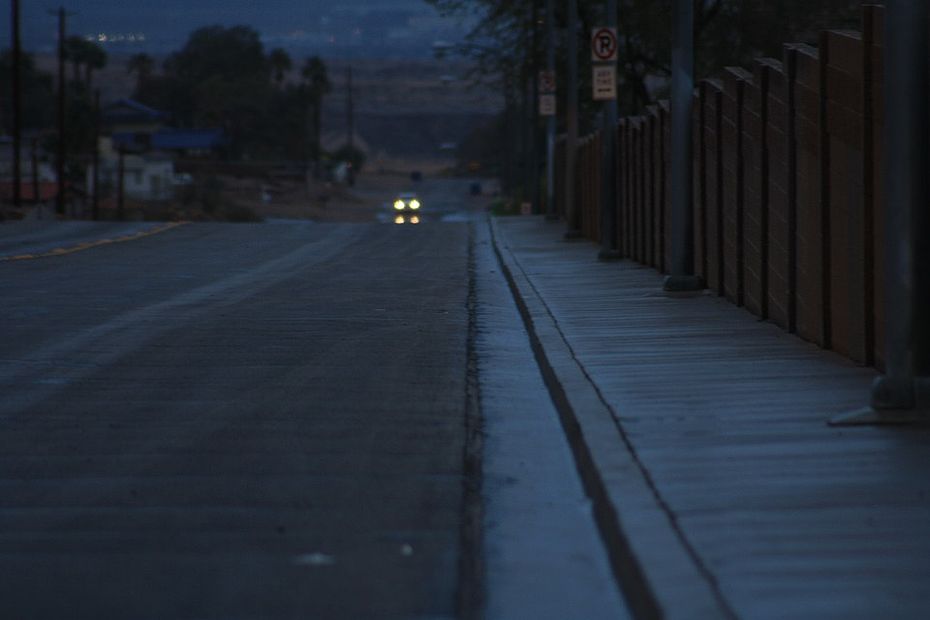 Bild einer Straße im Dunkeln