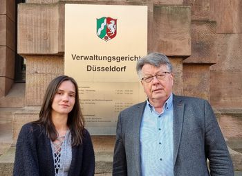 Jana van Helden und Hans Decruppe vor dem Verwaltungsgericht Düsseldorf,