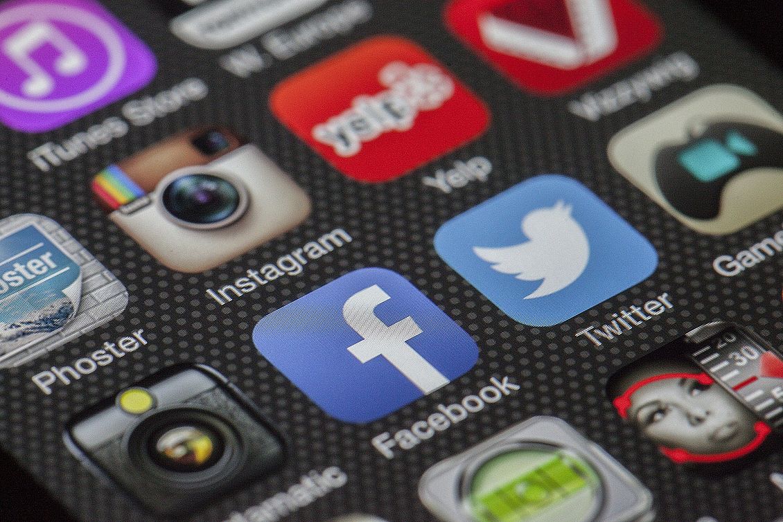 Apps auf Handybildschirm mit Facebook und Twitter mittig