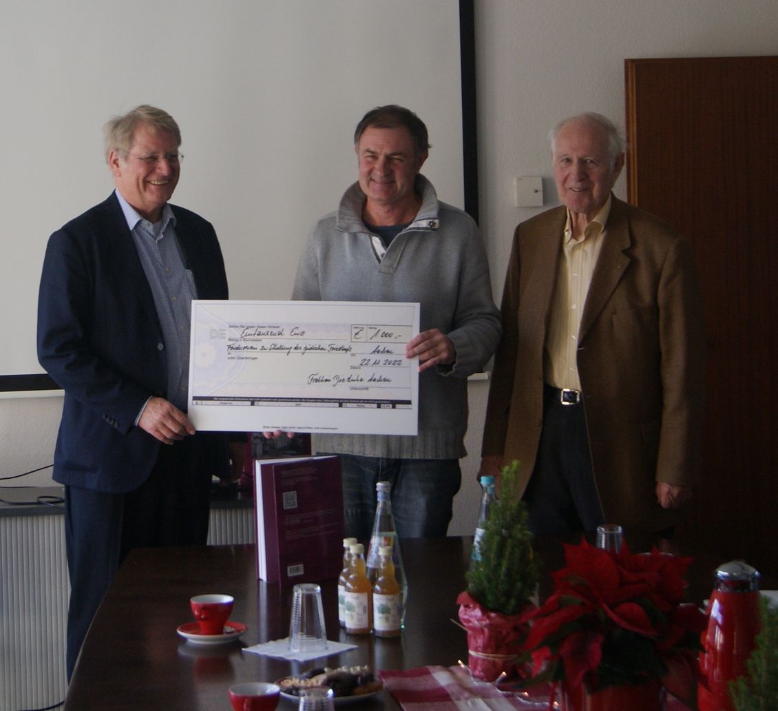 Marc Beus (Mitte) bei der Spendenübergabe an den Geschäftsführer der jüdischen Gemeinde Aachen, Friedrich Thul und den Verleger Helmut Falter