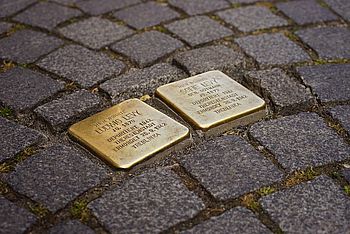 Gedenk-Stolpersteine im Straßenpflaster