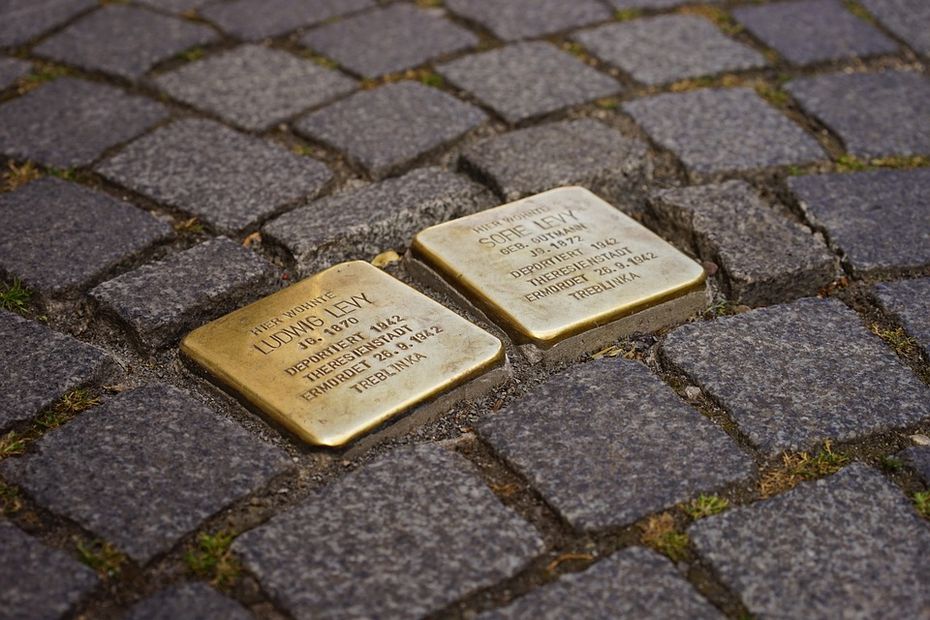 Stolpersteine im Strassenpflaster