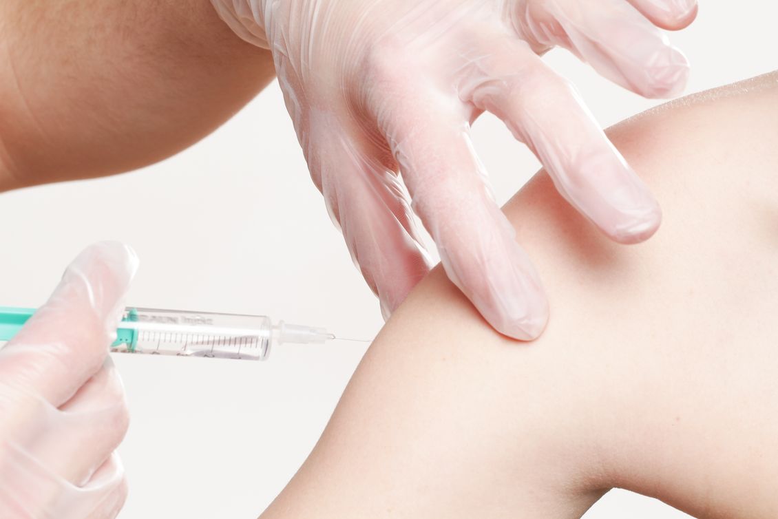 Impfung in einen Oberarm