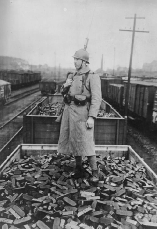 Französischer Soldat der einen Güterzug mit Kohle bewacht © Haus der EssenerGeschichte/Stadtarchiv